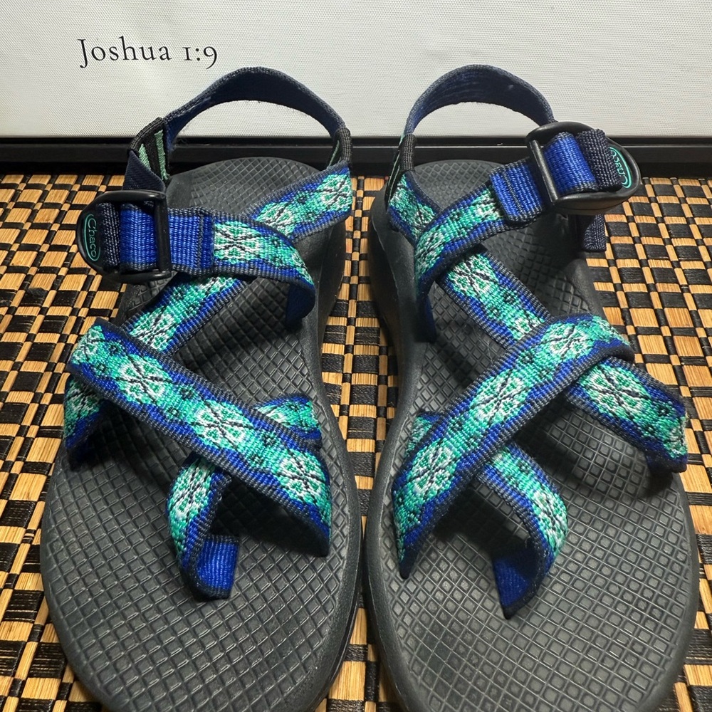 Chaco Vibrant Blue and Teal Sandals Women SZ 6 Box4